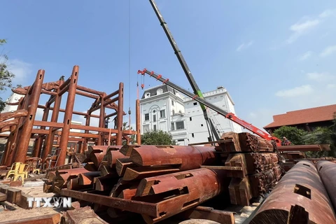 Ông Nguyễn Hồng Sơn chủ nhân công trình tòa nhà gỗ quy mô lớn được xây dựng trái phép tự tháo dỡ công trình vi phạm. (Ảnh: Phạm Cường/TTXVN)