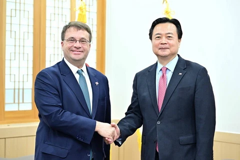 Thứ trưởng Ngoại giao thứ nhất của Hàn Quốc Cho Hyun-dong (phải) và Edgard Kagan, Giám đốc cấp cao về Đông Á và châu Đại Dương tại Hội đồng An ninh Quốc gia Hoa Kỳ, ngày 5/4. (Nguồn: Yonhap)