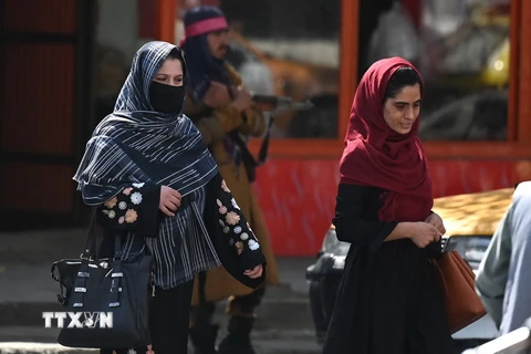 Phụ nữ Afghanistan di chuyển trên đường phố tại Kabul. (Ảnh: AFP/TTXVN)