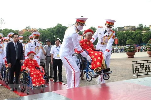 Đoàn đại biểu Bà mẹ Việt Nam Anh hùng viếng Lăng Chủ tịch Hồ Chí Minh. (Ảnh: Anh Tuấn/TTXVN)