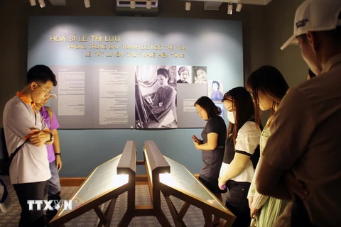 Các đơn vị tham gia đoàn khảo sát tìm hiểu về các tác phẩm nghệ thuật trưng bày tại Bảo tàng Mỹ Thuật Thành phố Hồ Chí Minh. (Ảnh: Mỹ Phương/TTXVN)