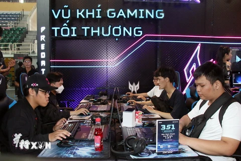 Người yêu thích game trải nghiệm các các trò chơi tại Ngày hội Game Việt Nam, tổ chức ngày 1/4 vừa qua ở TP.HCM. (Ảnh: Tiến Lực/TTXVN)