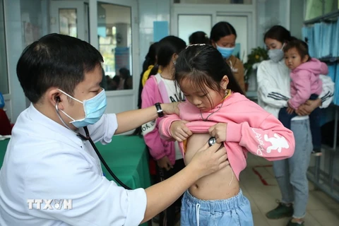 Bác sỹ Bệnh viện Tim Hà Nội khám sàng lọc bệnh tim bẩm sinh cho trẻ tại Bệnh viện Đa khoa tỉnh Lai Châu. (Ảnh: Quý Trung/TTXVN)