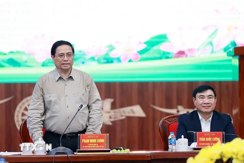 Thủ tướng Phạm Minh Chính làm việc với lãnh đạo chủ chốt tỉnh Điện Biên. (Ảnh: Dương Giang/TTXVN)