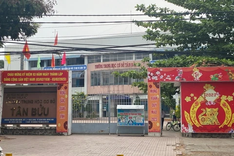Trường THCS Tân Bửu - nơi xảy ra vụ nam sinh tử vong trong tiết thể dục. (Nguồn: báo Công an Nhân dân)