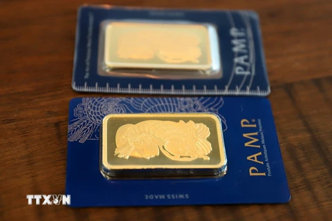 Vàng miếng được bày bán tại sàn giao dịch vàng ở Singapore. (Ảnh: AFP/TTXVN)