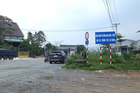 Biển cấm các phương tiện lưu thông được gắn tại điểm đầu vào tuyến đường tránh phía Nam thanh phố Bảo Lộc thuộc địa phận xã Lộc Châu. (Nguồn: báo Lâm Đồng)