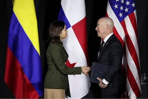 Bộ trưởng Ngoại giao Panama Janaina Isabel Tewaney và Bộ trưởng An ninh Nội địa Hoa Kỳ Alejandro Mayorkas, ngày 11/4. (Nguồn: Reuters)