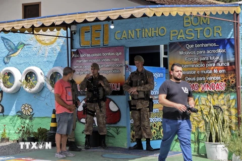 Lực lượng an ninh được triển khai tại một trường mầm non ở thành phố Blumenau, miền Nam Brazil, sau vụ tấn công. (Ảnh: AFP/TTXVN)