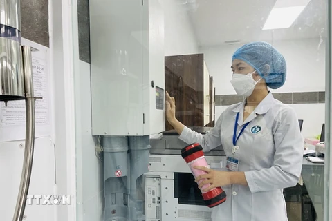 Nhân viên y tế thao tác để chuyển mẫu xét nghiệm bằng hệ thống vận chuyển mẫu khí nén tại Bệnh viện đa khoa Thống Nhất. (Ảnh: Lê Xuân/TTXVN)