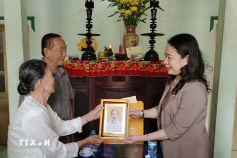 Phó Chủ tịch nước thăm mẹ Việt Nam Anh hùng tại tỉnh Bến Tre