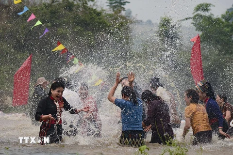 Điện Biên: Tưng bừng Tết té nước của cộng đồng dân tộc Lào