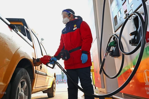 Bơm xăng cho phương tiện tại trạm xăng ở tỉnh Giang Tô, Trung Quốc, ngày 17/1/2023. (Ảnh: THX/TTXVN)