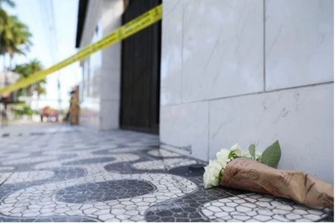 Những bông hoa được để ở ngoài trung tâm ở Recife, bang Pernambuco, Brazil ngày 14/4. (Nguồn: Reuters)