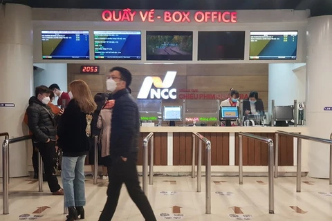 Khán giả mua vé xem phim tại Trung tâm chiếu phim Quốc gia. (Ảnh: Minh Anh/Vietnam+)
