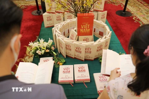 Đại biểu cùng độc giả tại buổi giới thiệu cuốn sách “Thương hiệu Việt Nam-Thời khắc vàng.” (Ảnh: Thanh Tùng/TTXVN)