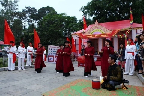 Tiết mục biểu diễn hát Xoan của huyện Phù Ninh. (Ảnh: Quý Trung/TTXVN)