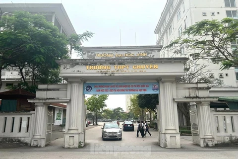 Trường THPT chuyên Đại học Vinh, nơi nữ sinh N. theo học. (Nguồn: Báo Thanh Hóa) để cơ quan chức năng làm rõ nguyên nhân một nữ sinh của lớp này tự tử tại nhà riêng. 