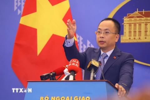 Phó Phát ngôn Bộ Ngoại giao Đoàn Khắc Việt mời các phóng viên đặt câu hỏi. (Ảnh: Văn Điệp/TTXVN)
