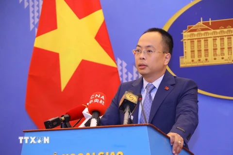 Phó Phát ngôn Bộ Ngoại giao Đoàn Khắc Việt trả lời câu hỏi của phóng viên các cơ quan thông tấn, báo chí. (Ảnh: Văn Điệp/TTXVN)