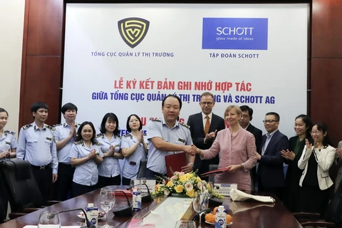 Biên bản ghi nhớ giữa Tổng cục QLTT và SCHOTT AG nhằm tăng cường hơn nữa mối quan hệ hợp tác trong công tác đấu tranh, phòng chống hàng giả và vi phạm sở hữu trí tuệ đối với các thương hiệu của SCHOTT AG tại Việt Nam. (Nguồn: Tổng cục Quản lý thị trường)