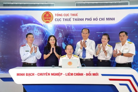 Phó Cục trưởng Cục Thuế TPHCM Nguyễn Tiến Dũng bấm chọn ngẫu nhiên hóa đơn may mắn trên phần mềm. (Nguồn: báo Sài Gòn giải phóng)