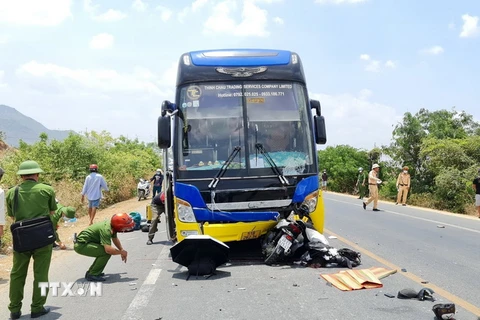 Hiện trường vụ tai nạn giao thông trên tuyến Quốc lộ 27 đoạn qua địa bàn xã Quảng Sơn, huyện Ninh Sơn, tỉnh Ninh Thuận ngày 29/4. (Ảnh: TTXVN phát)