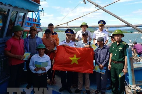 Lực lượng Cảnh sát biển tuyên truyền Luật Cảnh sát biển Việt Nam, Luật Thủy sản, tuyên truyền về IUU... cho ngư dân. (Ảnh minh họa: Đức Thọ/TTXVN)