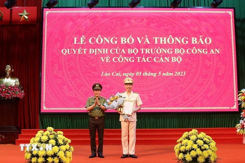 Thượng tướng Lương Tam Quang (trái), Thứ trưởng Bộ Công an trao Quyết định bổ nhiệm Giám đốc Công an tỉnh Lào Cai cho Đại tá Cao Minh Huyền. (Ảnh: Quốc Khánh/TTXVN) 