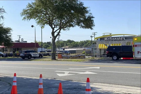 Xe cảnh sát đậu trước một nhà hàng McDonald's khi cảnh sát điều tra vụ nổ súng làm nhiều người thiệt mạng Thứ Năm, ngày 4/5, tại thị trân Moultrie, bang Georgia của Mỹ. (Nguồn: AP)
