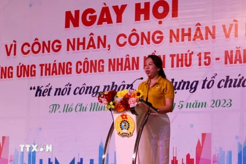 Bà Vũ Thể Vân, Chủ tịch Công đoàn các Khu chế xuất và Công nghiệp Thành phố Hồ Chí Minh phát biểu tại ngày hội Công đoàn vì công nhân, công nhân vì doanh nghiệp. (Ảnh: Thanh Vũ/TTXVN)