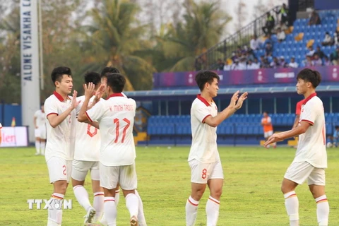 Các cầu thủ U22 Việt Nam ăn mừng bàn thắng nâng tỷ số lên 3-0 trong trận đấu với U22 Singapore. (Ảnh: Huỳnh Thảo/TTXVN)