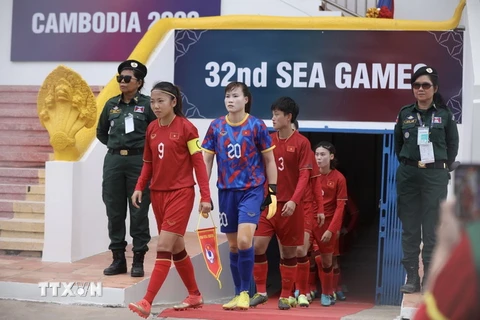 Huỳnh Như đeo băng đội trưởng trong trận ra quân của tuyển nữ Việt Nam gặp tuyển nữ Malaysia tại SEA Games 32. (Ảnh: Minh Quyết/TTXVN)