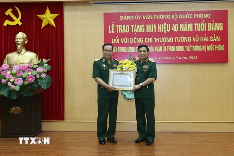 Đại tướng Phan Văn Giang, Ủy viên Bộ Chính trị, Phó Bí thư Quân Ủy Trung ương, Bộ trưởng Bộ Quốc phòng trao Huy hiệu 40 năm tuổi Đảng tặng Thượng tướng Vũ Hải Sản. (Ảnh: Hồng Pha/TTXVN/phát)