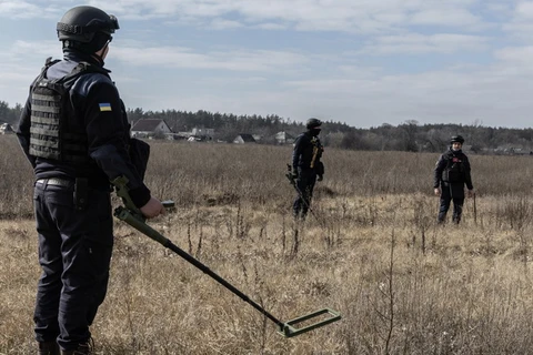 Các kỹ sư của Ukraine đang xử lý bom mìn. (Nguồn: Le Monde)