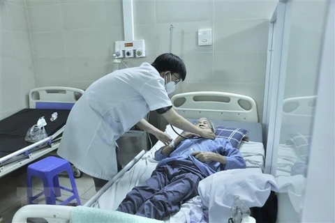 Bệnh nhân COVID-19 nhập viện tại Hà Nội. (Ảnh: TTXVN phát)