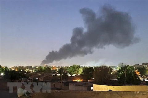 Khói bốc lên sau các cuộc giao tranh giữa quân đội Sudan và lực lượng bán quân sự RSF ở Khartoum, Sudan, ngày 6/5. (Ảnh: AFP/TTXVN)