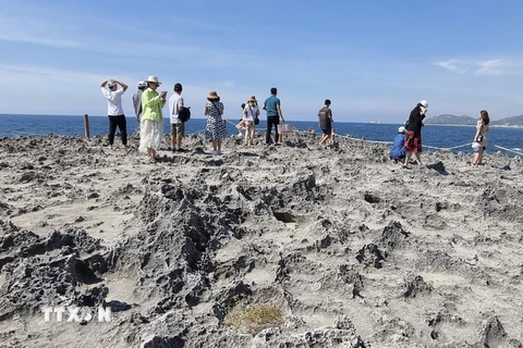 Du khách tham quan, khám phá bãi san hô cổ Hang Rái, thuộc Khu dự trữ sinh quyển thế giới Núi Chúa. (Ảnh: Nguyễn Thành/TTXVN)