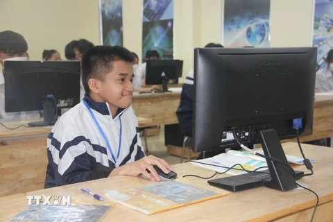 Với cậu bé "xương thủy tinh" Nguyễn Thanh Quang, tin học và tiếng anh là hai môn học yêu thích để sau này em có thể thực hiện được ước mơ trở thành kỹ sư phần mềm của mình. (Ảnh: Hoàng Ngà/TTXVN)