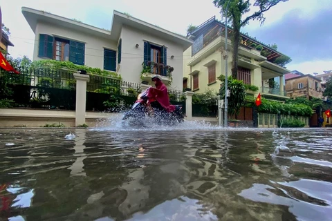 Mưa lớn gây ngập úng tại phố Nguyễn Ga Thiều, quận Hoàn Kiếm, Hà Nội. (Ảnh: PV/Vietanm+)