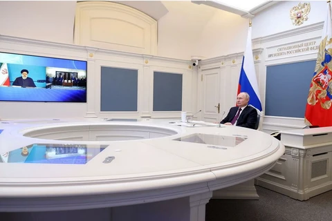 Tổng thống Nga Vladimir Putin chứng kiến lễ ký thỏa thuận xây dựng tuyến đường sắt Rasht-Astara, qua liên kết video tại Điện Kremlin ở Moscow, Nga ngày 17/5. (Nguồn: Reuters)