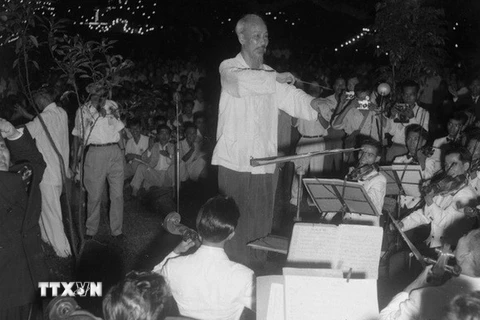 Chủ tịch Hồ Chí Minh bắt nhịp bài hát "Kết đoàn" trong buổi dạ hội của nhân dân Thủ đô chào mừng Đại hội Đảng toàn quốc lần thứ III, tháng 9/1960. (Ảnh: Lâm Hồng Long/TTXVN)