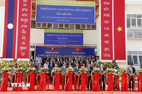 Cắt băng khánh thành Bệnh viện Hữu nghị Lào-Việt Nam tỉnh Xiengkhouang. (Ảnh: Phạm Kiên/TTXVN)
