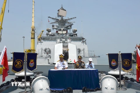Chuẩn Đô đốc Gurcharan Singh, Tư lệnh Hạm đội Miền Đông, Hải quân Ấn Độ (đầu tiên bên trái) cung cấp thông tin cho báo chí về chuyến thăm xã giao thành phố Đà Nẵng. (Ảnh: Quốc Dũng/TTXVN)