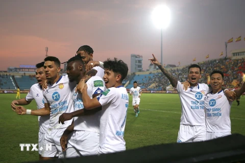 Các cầu thủ Nam Định ăn mừng bàn thắng mở tỷ số trận đấu. (Ảnh: Công Luật/TTXVN)