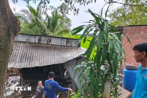 Mưa dông khiến nhà người dân ở huyện Phú Tân, tỉnh An Giang, bị xiêu vẹo. (Ảnh: TTXVN phát)