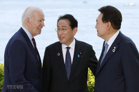Tổng thống Mỹ Joe Biden, Thủ tướng Nhật Bản Fumio Kishida và Tổng thống Hàn Quốc Yoon Suk-yeol tại cuộc gặp bên lề Hội nghị thượng đỉnh G7 ở Hiroshima, Nhật Bản, ngày 21/5 vừa qua. (Ảnh: Kyodo/TTXVN)