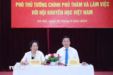 Phó Thủ tướng Trần Hồng Hà và Giáo sư-Tiến sỹ Nguyễn Thị Doan, Chủ tịch Hội Khuyến học Việt Nam chủ trì buổi làm việc. (Ảnh: Văn Điệp/TTXVN)