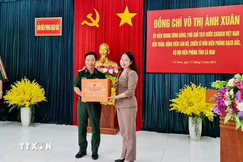 Phó Chủ tịch nước Võ Thị Ánh Xuân tặng quà cho cán bộ, chiến sỹ Biên phòng Rạch Gốc. (Ảnh: Huỳnh Anh/TTXVN)