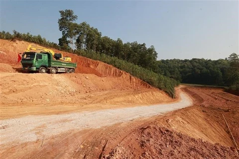 Công trường Dự án đầu tư xây dựng đường cao tốc Tuyên Quang-Phú Thọ đoạn qua tỉnh Phú Thọ. (Ảnh: Dương Giang/TTXVN)